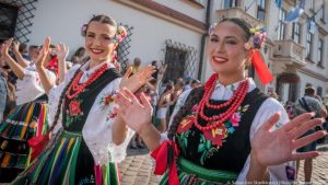 Barwny korowód kilkuset tancerzy przeszedł przez centrum Rzeszowa [ZDJĘCIA]