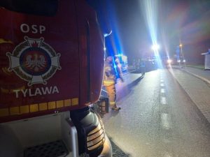 Chwila słabości doprowadziła do zderzenia. Zablokowana trasa i poszkodowany kierowca [ZDJĘCIA]