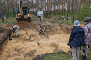 Ciała rzucone w nieładzie, ślady ciężkich urazów. Trwa drugi tydzień ekshumacji na Wołyniu