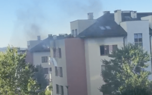 Eksplozja i ogień o poranku. Hulajnoga elektryczna powodem groźnego pożaru w Rzeszowie [ZDJĘCIA, FILM]