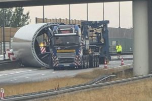 Gigantyczny element turbiny zablokował A4 pod Rzeszowem. Autostrada może zostać zamknięta [ZDJĘCIA]