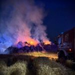 Gigantyczny pożar 250 bel słomy. Poszły z dymem mimo wielogodzinnej walki strażaków [ZDJĘCIA]