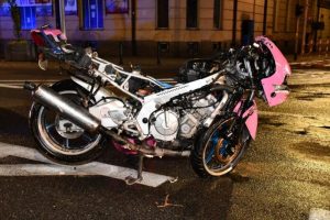 Groźne zderzenie motocykla z samochodem. 28-latek wylądował w szpitalu [ZDJĘCIA]