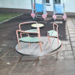 Hulajnogi posłużyły za „napęd” do karuzeli. Dramat na placu zabaw, sprawa trafi do sądu rodzinnego