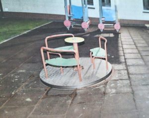 Hulajnogi posłużyły za „napęd” do karuzeli. Dramat na placu zabaw, sprawa trafi do sądu rodzinnego