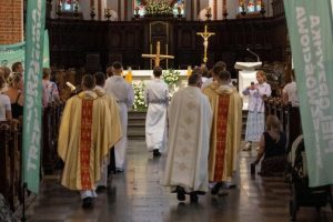 Idą z Warszawy na Podkarpacie modlić się o trzeźwość narodu. Wyjątkowa pielgrzymka młodzieży