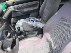 Jazda zygzakiem po krajówce. Obywatelskie ujęcie skrajnie pijanego kierowcy audi