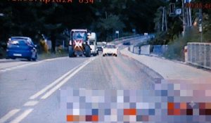 Jechał na czołówkę z radiowozem. Opublikowano nagranie [WIDEO]