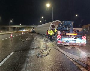 Koniec gigantycznych utrudnień na A4 pod Rzeszowem! Element turbiny wiatrowej usunięty