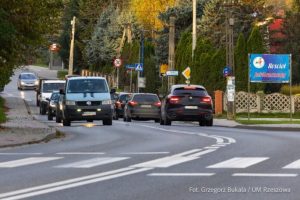Nowe oświetlenie po wielokrotnych apelach w Rzeszowie. Mieszkanka: „Czekam 14 lat”
