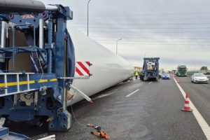 Oczekiwanie na usunięcie elementu turbiny z A4 trwa. Możliwe utrudnienia w przejeździe [ZDJĘCIA, WIDEO]