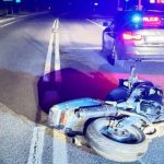 Pędził motocyklem z obcą tablicą, uciekał przed policją. 19-latek zatrzymany po kolizji z radiowozem
