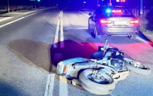 Pędził motocyklem z obcą tablicą, uciekał przed policją. 19-latek zatrzymany po kolizji z radiowozem