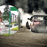 Piruety na publicznej drodze. Nagranie z deszczowego rajdu BMW trafiło do sieci