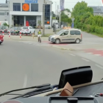 Pisk opon, pośpiech i zderzenie. Nagranie „Stop Cham” pokazuje potrącenie rowerzysty [VIDEO]
