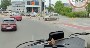 Pisk opon, pośpiech i zderzenie. Nagranie „Stop Cham” pokazuje potrącenie rowerzysty [VIDEO]