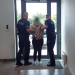 Rozbiła mu butelkę na głowie i patrzyła, jak mdleje. Potem bezczelnie go okradła