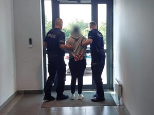 Rozbiła mu butelkę na głowie i patrzyła, jak mdleje. Potem bezczelnie go okradła