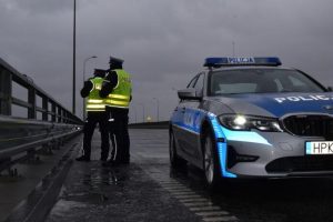 Ruch powoli ruszył po karambolu na A4. Uwięzione w korku osobówki i busy ewakuowane przez bramę na MOP-ie