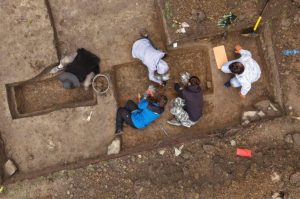 Sensacyjne odkrycie na Podkarpaciu. Archeolodzy odnaleźli szczątki 50 żołnierzy [ZDJĘCIA]