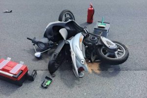 Śmiertelny wypadek na DW 887. Motocyklista zginął po uderzeniu przez samochód [ZDJĘCIA]