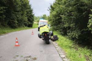 Zderzenie motocykla z rowerem. Poszkodowane trzy osoby