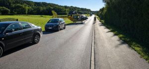 Chciała skręcić w lewo, motocyklista nie zdążył wyhamować. Lądował śmigłowiec LPR [ZDJĘCIA]