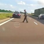 Chwile grozy na S19. Senior o lasce spacerował przez środek ekspresówki [WIDEO]