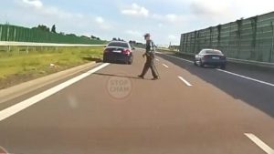 Chwile grozy na S19. Senior o lasce spacerował przez środek ekspresówki [WIDEO]