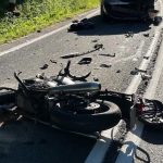 Czołowe zderzenie na przeciwnym pasie ruchu. Nie żyje 48-letni motocyklista [ZDJĘCIA]
