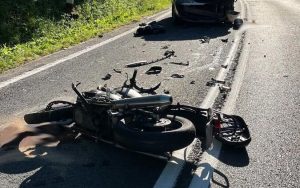 Czołowe zderzenie na przeciwnym pasie ruchu. Nie żyje 48-letni motocyklista [ZDJĘCIA]