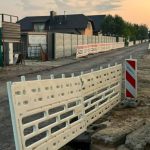 Długo wyczekiwany chodnik na Staromieściu już powstaje. Będzie bezpieczniej przy szkole [ZDJĘCIA]