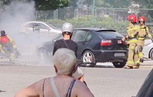 Dwa pożary samochodów w Rzeszowie jednego dnia. Strażacy gasili kolejne auto [WIDEO]