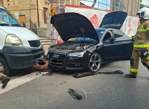 Dwa wypadki, trzy osoby ranne. Czołowe zderzenie i kierowca, który stracił przytomność [ZDJĘCIA]