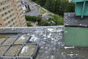 "Grafficiarz" na dachu 11-piętrowego bloku. Policjanci obawiali się najgorszego [ZDJĘCIA]
