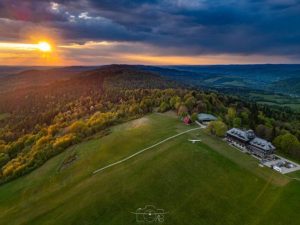 Imponująca inwestycja na szczycie Gór Słonnych. Akademicki Ośrodek Szybowcowy zyska nowy obiekt