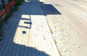 Kamienie strzelają spod kół aut, nikt tego nie posprzątał. Groźna sytuacja po pracach wodociągowych w Rzeszowie