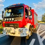 Kłęby dymu i głośne wybuchy. Płoną odpady, ogień zajął tira z chemią