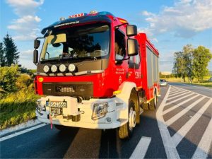 Kłęby dymu i głośne wybuchy. Płoną odpady, ogień zajął tira z chemią