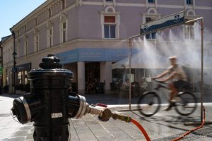 Kurtyny wodne a betonoza. Dlaczego Rzeszów woli mgiełkę od prawdziwego cienia?