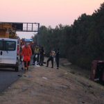 Nagranie z akcji strażaków przy polskim autokarze. Kilka osób znalazło się pod pojazdem [FILM]