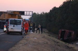 Nagranie z akcji strażaków przy polskim autokarze. Kilka osób znalazło się pod pojazdem [FILM]