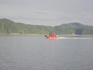 O krok od tragedii na Jeziorze Solińskim. Cztery osoby w wodzie, łódź niemal całkowicie zatonęła