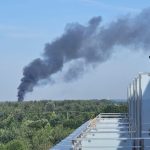 Ogień w garażu z autami hybrydowymi! Poważna akcja strażaków na osiedlu Pogwizdów Nowy