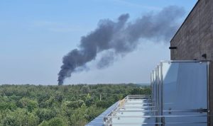 Ogień w garażu z autami hybrydowymi! Poważna akcja strażaków na osiedlu Pogwizdów Nowy