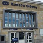 Paraliż na stacji Rzeszów Główny. Kontrterroryści i opóźnione pociągi przez porzuconą walizkę