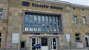 Paraliż na stacji Rzeszów Główny. Kontrterroryści i opóźnione pociągi przez porzuconą walizkę