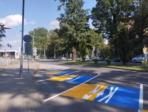 Pocałuj i jedź tyłem - pod prąd przy szkole. Strefa Kiss & Ride dla kamikadze?