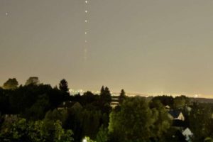 „Pociąg” Starlinków nad Rzeszowem. Wyjątkowe widowisko na niebie [ZDJĘCIA]