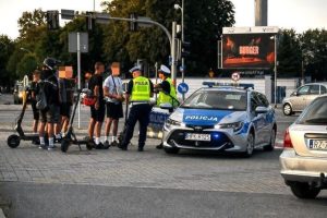 Policja zatrzymała nielegalny zlot hulajnóg w Rzeszowie. 23 kontrole i aż 21 wykroczeń [WIDEO]